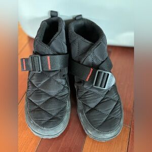 Chaco kids puffer shoes size 5.5